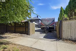 2076 Assumption St, Eugene, OR 97402 - Photo 33