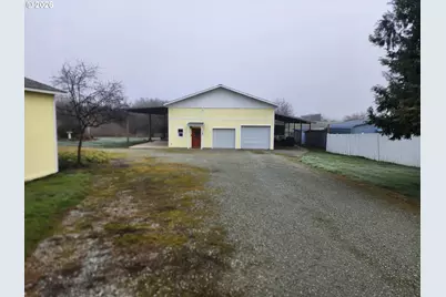 795 E St, Riddle, OR 97469 - Photo 11