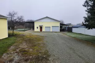 795 E St, Riddle, OR 97469 - Photo 11