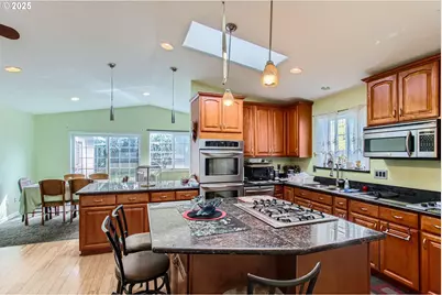 9042 N Chautauqua Pl, Portland, OR 97217 - Photo 11