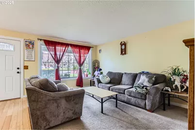 9042 N Chautauqua Pl, Portland, OR 97217 - Photo 5