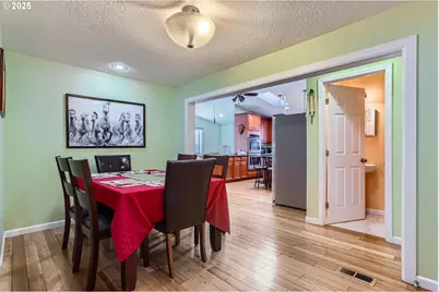 9042 N Chautauqua Pl, Portland, OR 97217 - Photo 7