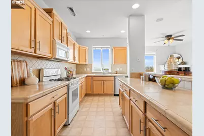 13622 SW Crestline Ct, Tigard, OR 97224 - Photo 3