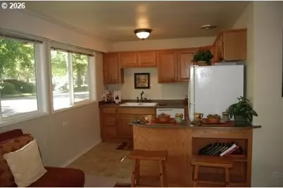 2044 W 17th Ave, Eugene, OR 97402 - Photo 5