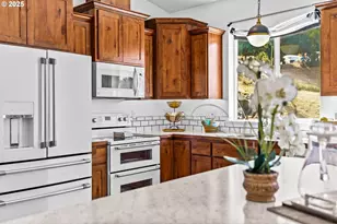 2187 E Madison Ave, Cottage Grove, OR 97424 - Photo 9