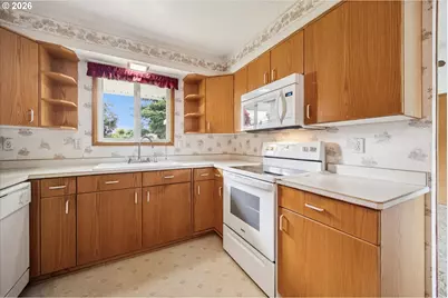 16910 SE Morrison Ct, Portland, OR 97233 - Photo 11