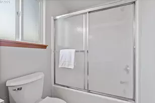 13034 SE Sherman St, Portland, OR 97233 - Photo 21