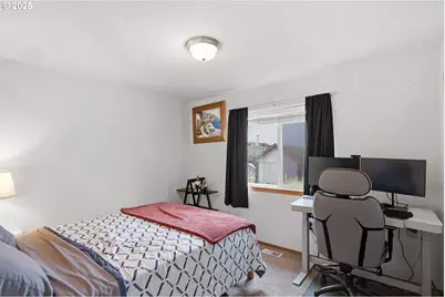 821 E Henry Rd, Newberg, OR 97132 - Photo 17