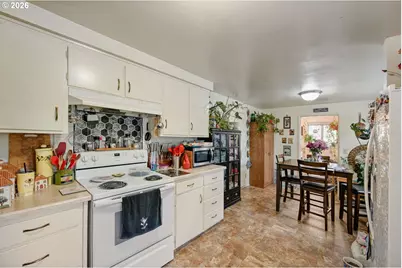 2562 Dover Dr, Eugene, OR 97404 - Photo 9