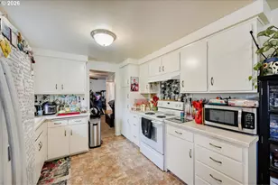 2562 Dover Dr, Eugene, OR 97404 - Photo 11