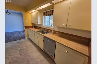 2194 NW Watters St, Roseburg, OR 97471 - Photo 11