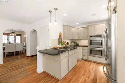 626 SW Comus Ct, Portland, OR 97219 - Photo 9