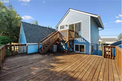 584 Exchange St, North Bend, OR 97459 - Photo 9
