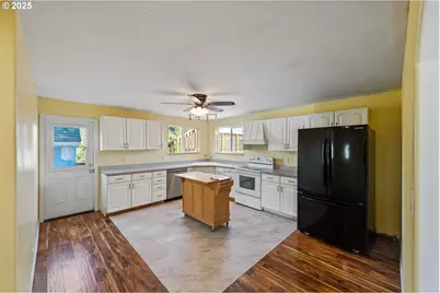 584 Exchange St, North Bend, OR 97459 - Photo 15