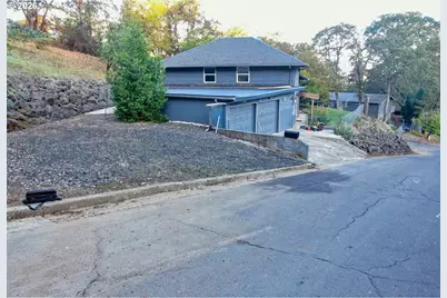 1397 SE Reservoir Ave, Roseburg, OR 97470 - Photo 5