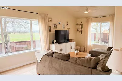 958 Smith St, Harrisburg, OR 97446 - Photo 7