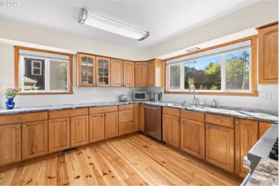 2245 SW Martha St, Portland, OR 97239 - Photo 7