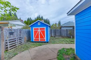 1070 W 11th St, Coquille, OR 97423 - Photo 7