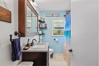 1070 W 11th St, Coquille, OR 97423 - Photo 21