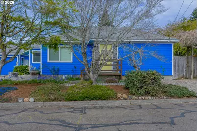 1070 W 11th St, Coquille, OR 97423 - Photo 5