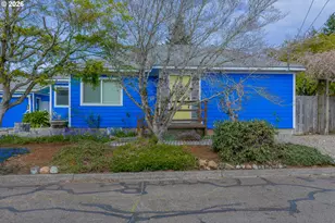 1070 W 11th St, Coquille, OR 97423 - Photo 5