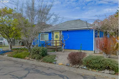 1070 W 11th St, Coquille, OR 97423 - Photo 9