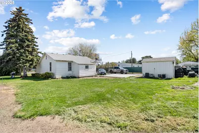 1675 NW 11th St, Hermiston, OR 97838 - Photo 3