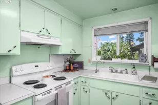 1147 S 34th Pl, Springfield, OR 97478 - Photo 13