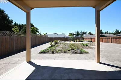 2010 Roosevelt Loop, North Bend, OR 97459 - Photo 25