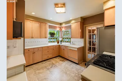 4446 NE Irving St, Portland, OR 97213 - Photo 7