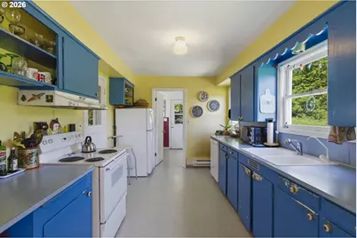 9009 SW 36th Ave, Portland, OR 97219 - Photo 11
