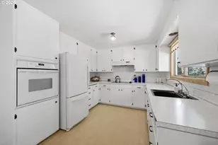 1522 Russet Dr, Eugene, OR 97401 - Photo 9