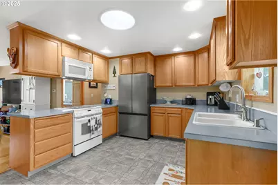 2247 Oregon Ct, Woodburn, OR 97071 - Photo 9