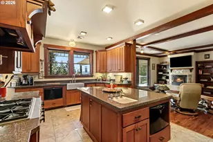 563 Lillian Ln, Roseburg, OR 97471 - Photo 9
