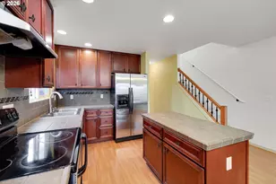 9126 SE Ash St, Portland, OR 97216 - Photo 5