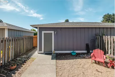 1036 9th St, Florence, OR 97439 - Photo 13
