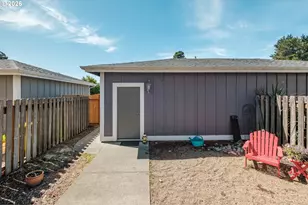 1036 9th St, Florence, OR 97439 - Photo 13