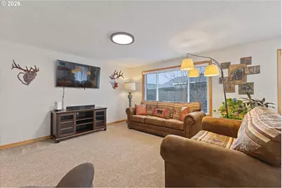 698 S Cascade Dr, Woodburn, OR 97071 - Photo 9