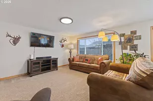 698 S Cascade Dr, Woodburn, OR 97071 - Photo 9