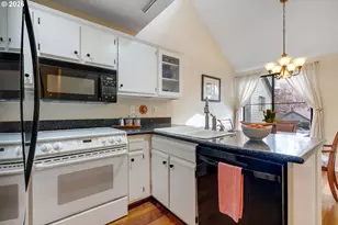 4000 Carman Dr, Lake Oswego, OR 97035 - Photo 9
