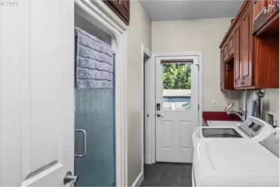 27067 Pickens Rd, Eugene, OR 97402 - Photo 15