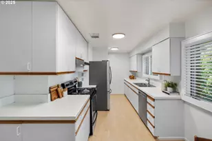 2425 SW 19th Ave, Portland, OR 97201 - Photo 17