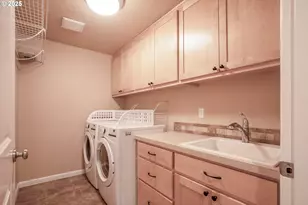 296 S 68th Ct, Springfield, OR 97478 - Photo 23