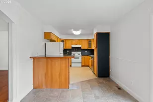 12661 SE Center St, Portland, OR 97236 - Photo 11