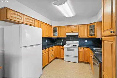 12661 SE Center St, Portland, OR 97236 - Photo 13