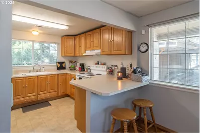 881 NE Newton Creek Dr, Roseburg, OR 97470 - Photo 15