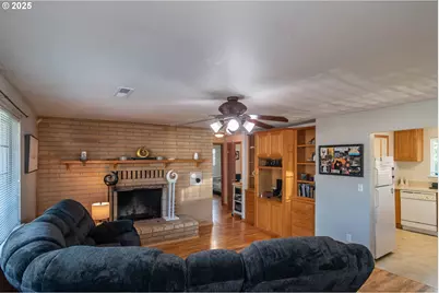 881 NE Newton Creek Dr, Roseburg, OR 97470 - Photo 5