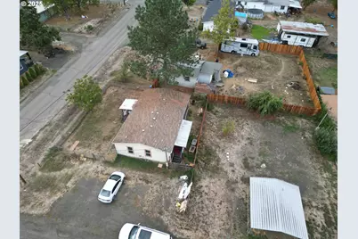 271 SE Robinson St, Winston, OR 97496 - Photo 17