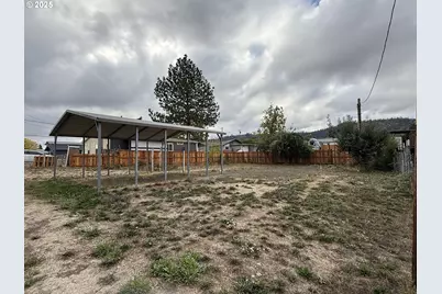 271 SE Robinson St, Winston, OR 97496 - Photo 5