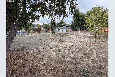 271 SE Robinson St, Winston, OR 97496 - Photo 3